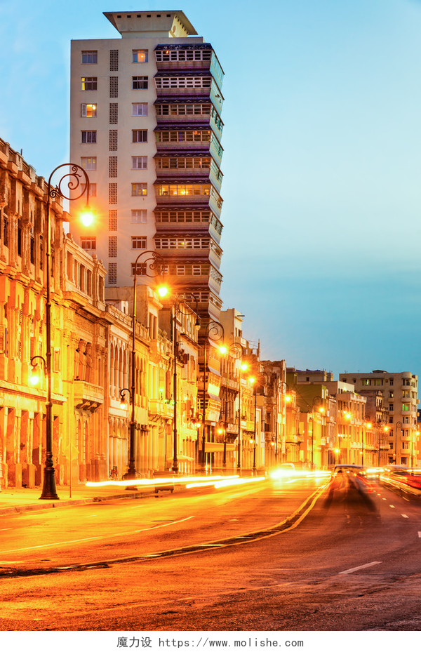 日落时的城市交通景观在哈瓦那老城与厄尔尼诺 malecon 路灯的日落